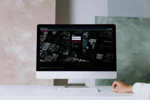 Pantalla de iMac con formulario de login representando contraseñas seguras y acceso protegido