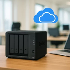 Servidor NAS Synology de 5 discos sobre un escritorio en una oficina, ideal para nube privada y gestión de datos empresariales