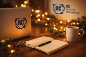 Entorno de trabajo profesional con decoración navideña que representa a RC Servicios Informáticos como proveedor tecnológico de confianza.